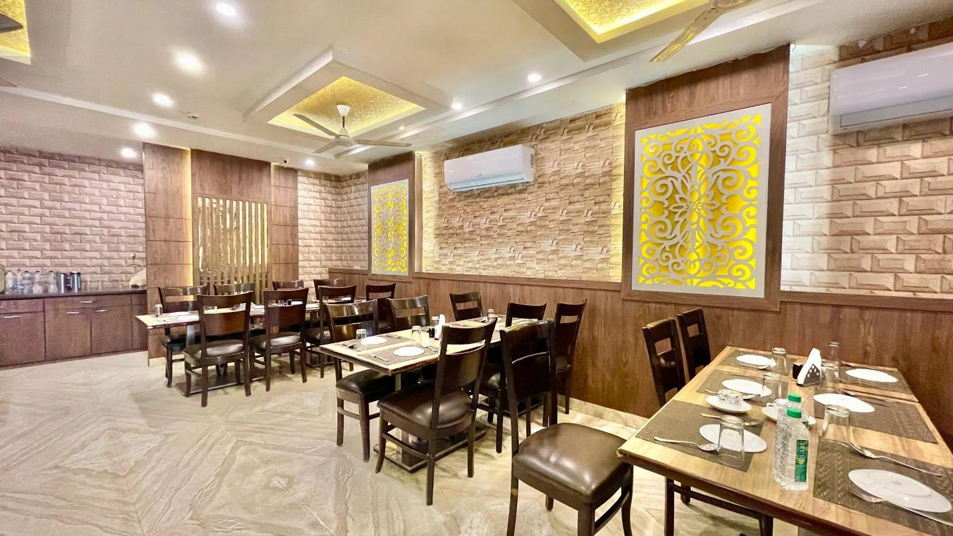 Hotel Janaki ! Varanasi ! होटल जानकी - హోటల్ జానకి Fully-Air-Conditioned-Hotel Family-Friendly-Hotel, Near-Kashi-Vishwanath-Temple And Ganga Ghat