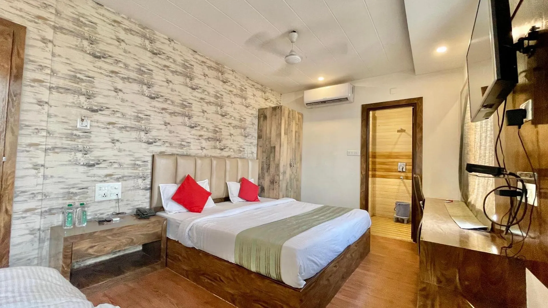 ****  Hotel Janaki ! Varanasi ! होटल जानकी - హోటల్ జానకి Fully-Air-Conditioned-Hotel Family-Friendly-Hotel, Near-Kashi-Vishwanath-Temple And Ganga Ghat 印度