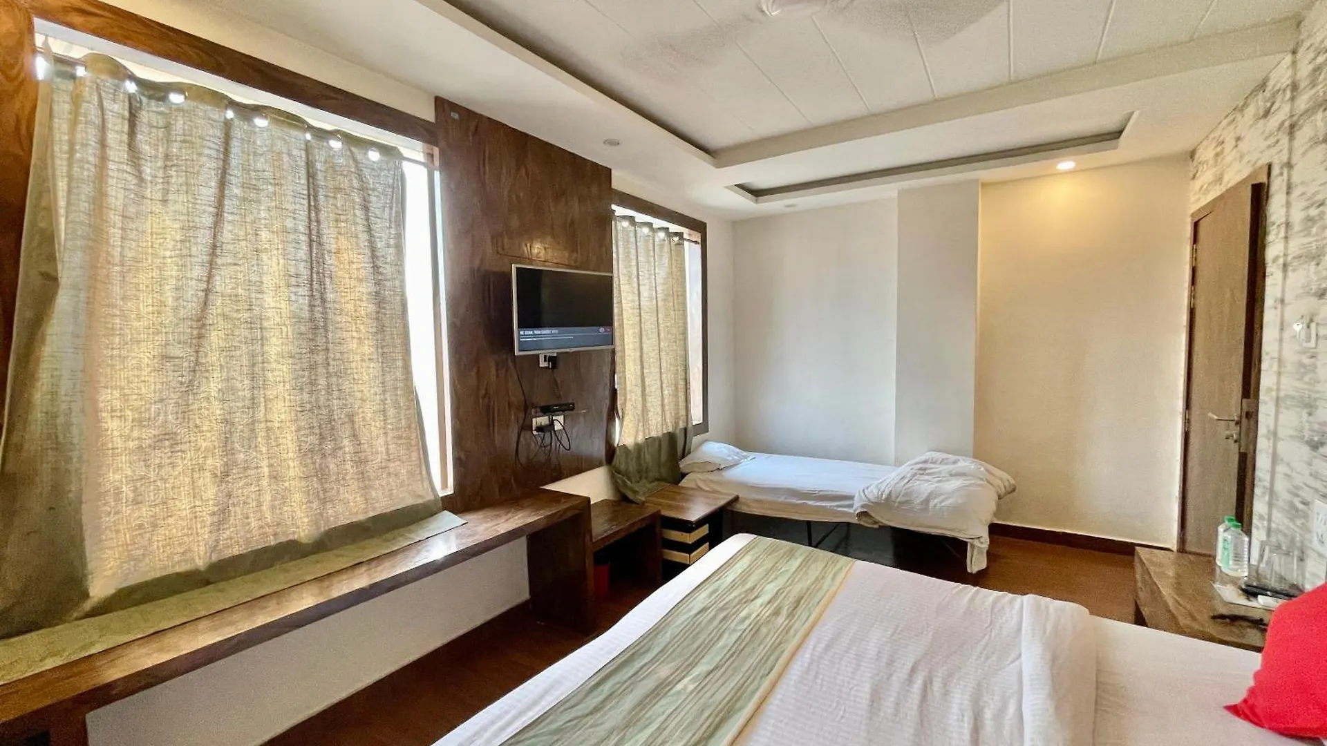 Hotel Janaki ! Varanasi ! होटल जानकी - హోటల్ జానకి Fully-Air-Conditioned-Hotel Family-Friendly-Hotel, Near-Kashi-Vishwanath-Temple And Ganga Ghat 印度