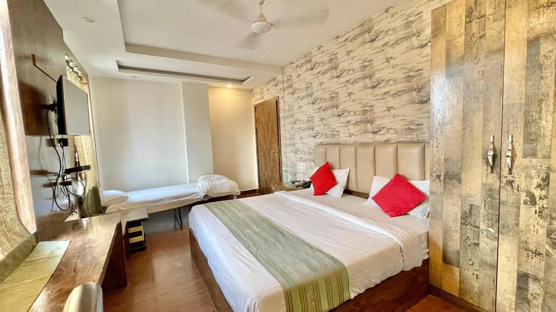 Hotel Janaki ! Varanasi ! होटल जानकी - హోటల్ జానకి Fully-Air-Conditioned-Hotel Family-Friendly-Hotel, Near-Kashi-Vishwanath-Temple And Ganga Ghat 4*,  印度