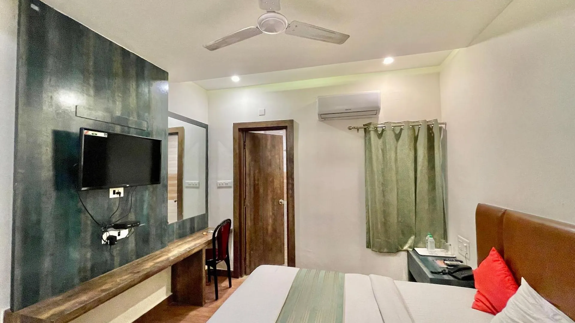 Hotel Janaki ! Varanasi ! होटल जानकी - హోటల్ జానకి Fully-Air-Conditioned-Hotel Family-Friendly-Hotel, Near-Kashi-Vishwanath-Temple And Ganga Ghat