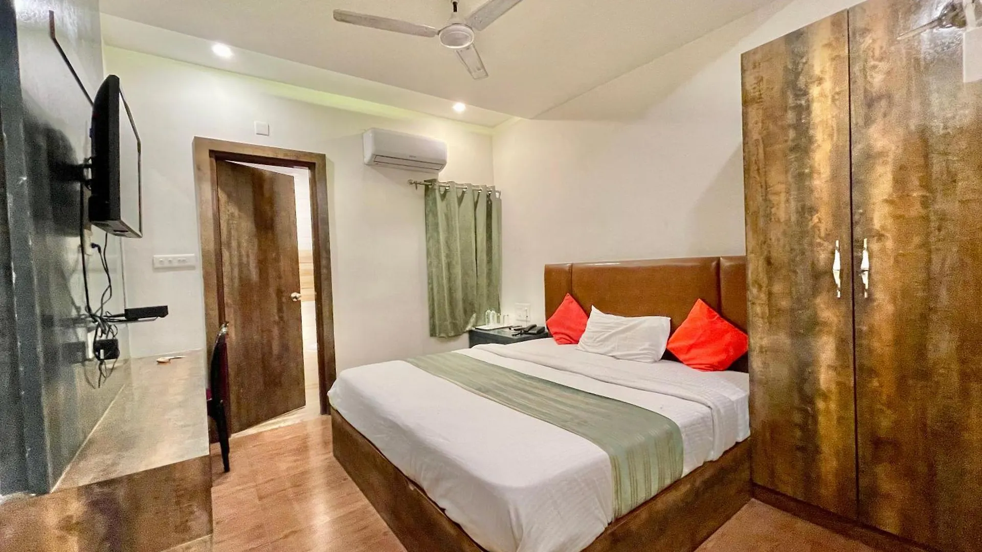 Hotel Janaki ! Varanasi ! होटल जानकी - హోటల్ జానకి Fully-Air-Conditioned-Hotel Family-Friendly-Hotel, Near-Kashi-Vishwanath-Temple And Ganga Ghat