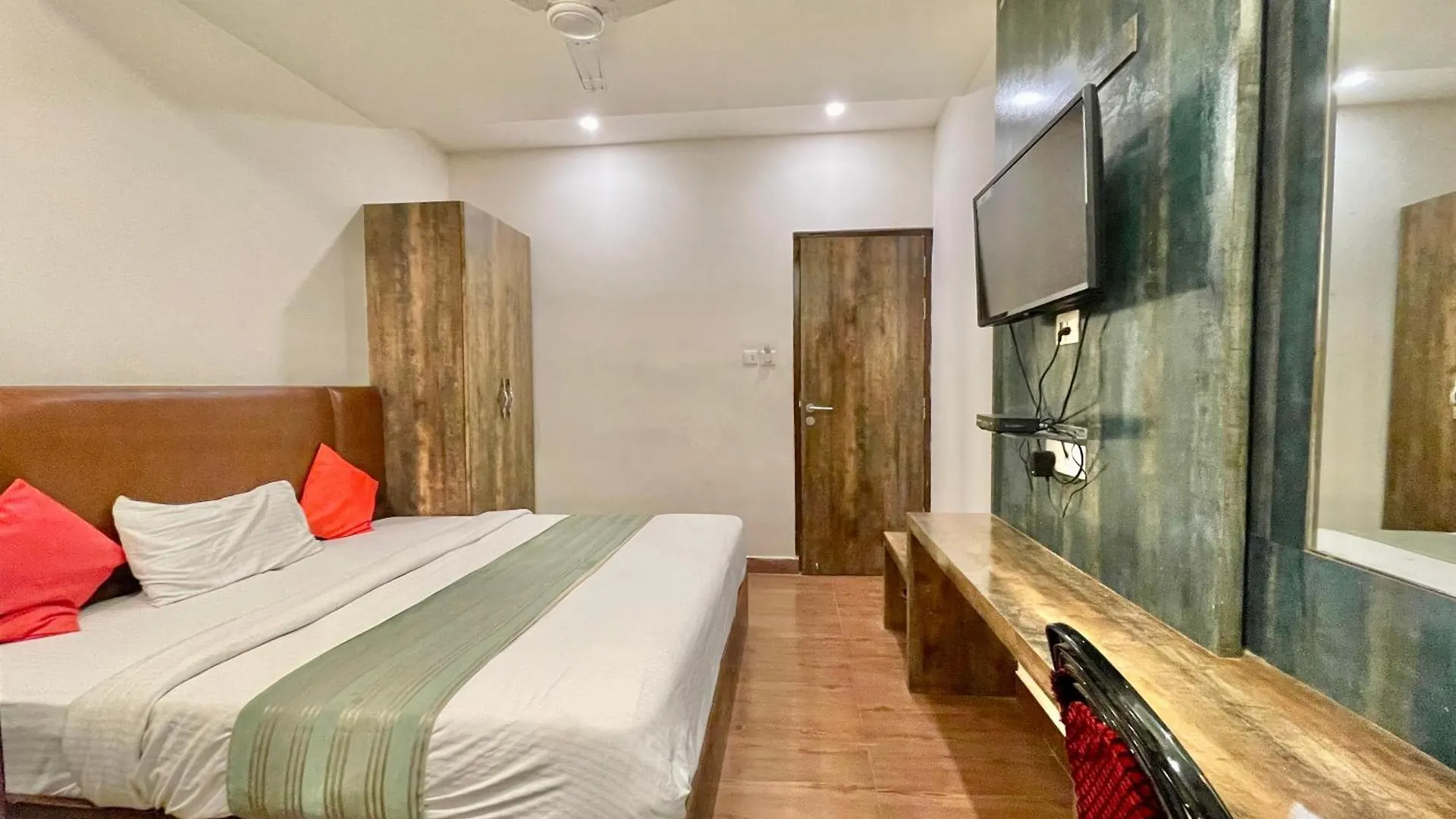 Hotel Janaki ! Varanasi ! होटल जानकी - హోటల్ జానకి Fully-Air-Conditioned-Hotel Family-Friendly-Hotel, Near-Kashi-Vishwanath-Temple And Ganga Ghat 4*,