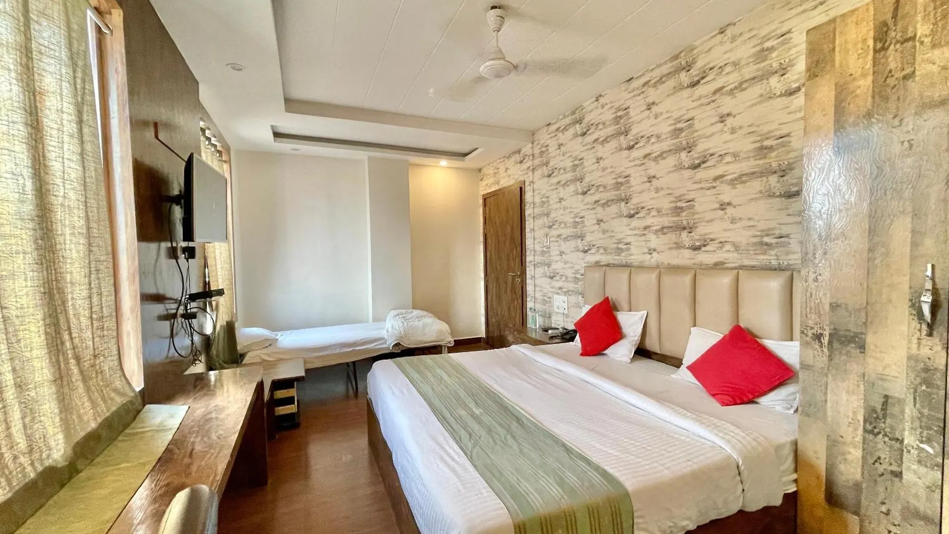 Hotel Janaki ! Varanasi ! होटल जानकी - హోటల్ జానకి Fully-Air-Conditioned-Hotel Family-Friendly-Hotel, Near-Kashi-Vishwanath-Temple And Ganga Ghat 4*,  印度