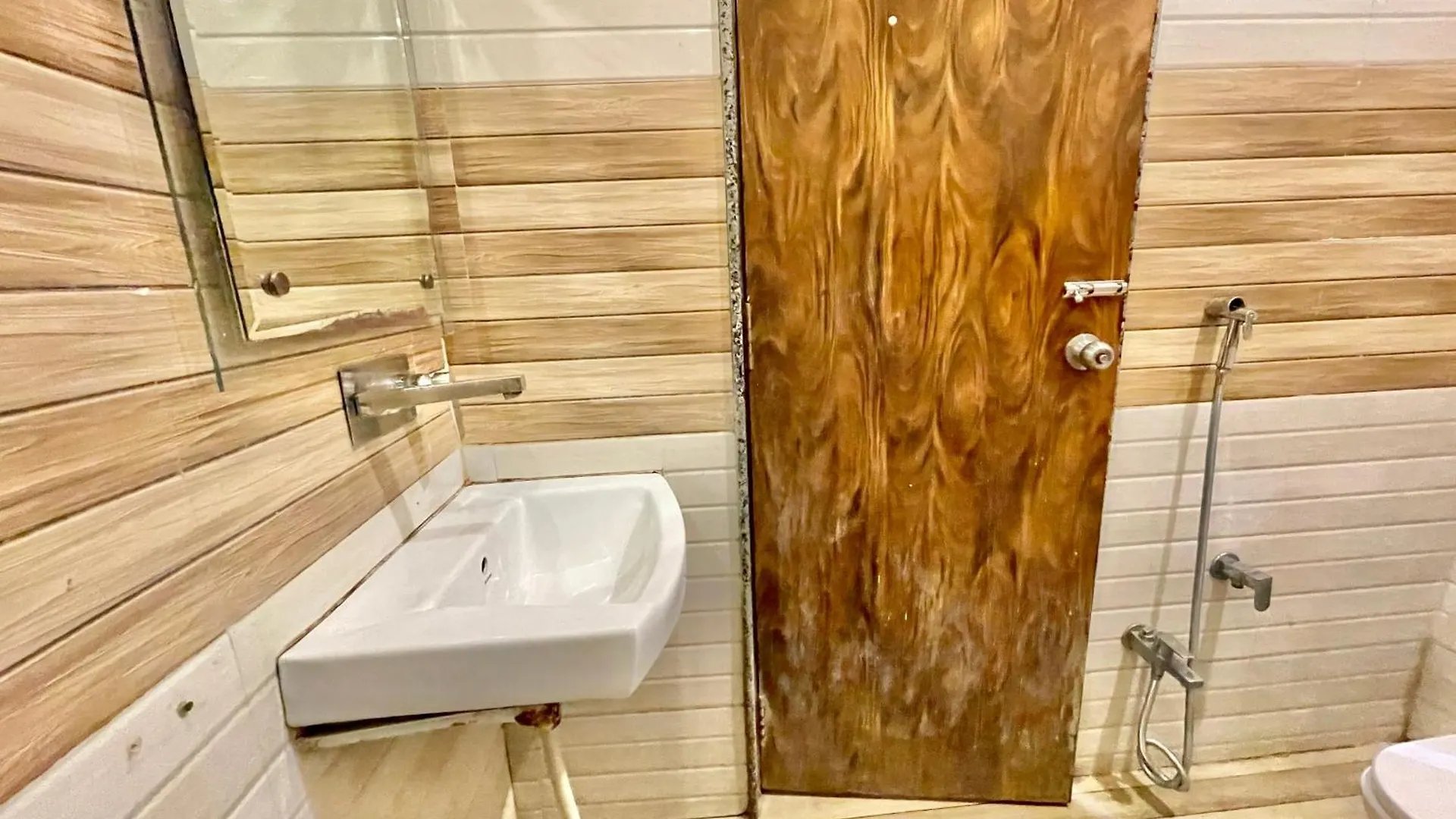****  Hotel Janaki ! Varanasi ! होटल जानकी - హోటల్ జానకి Fully-Air-Conditioned-Hotel Family-Friendly-Hotel, Near-Kashi-Vishwanath-Temple And Ganga Ghat 印度