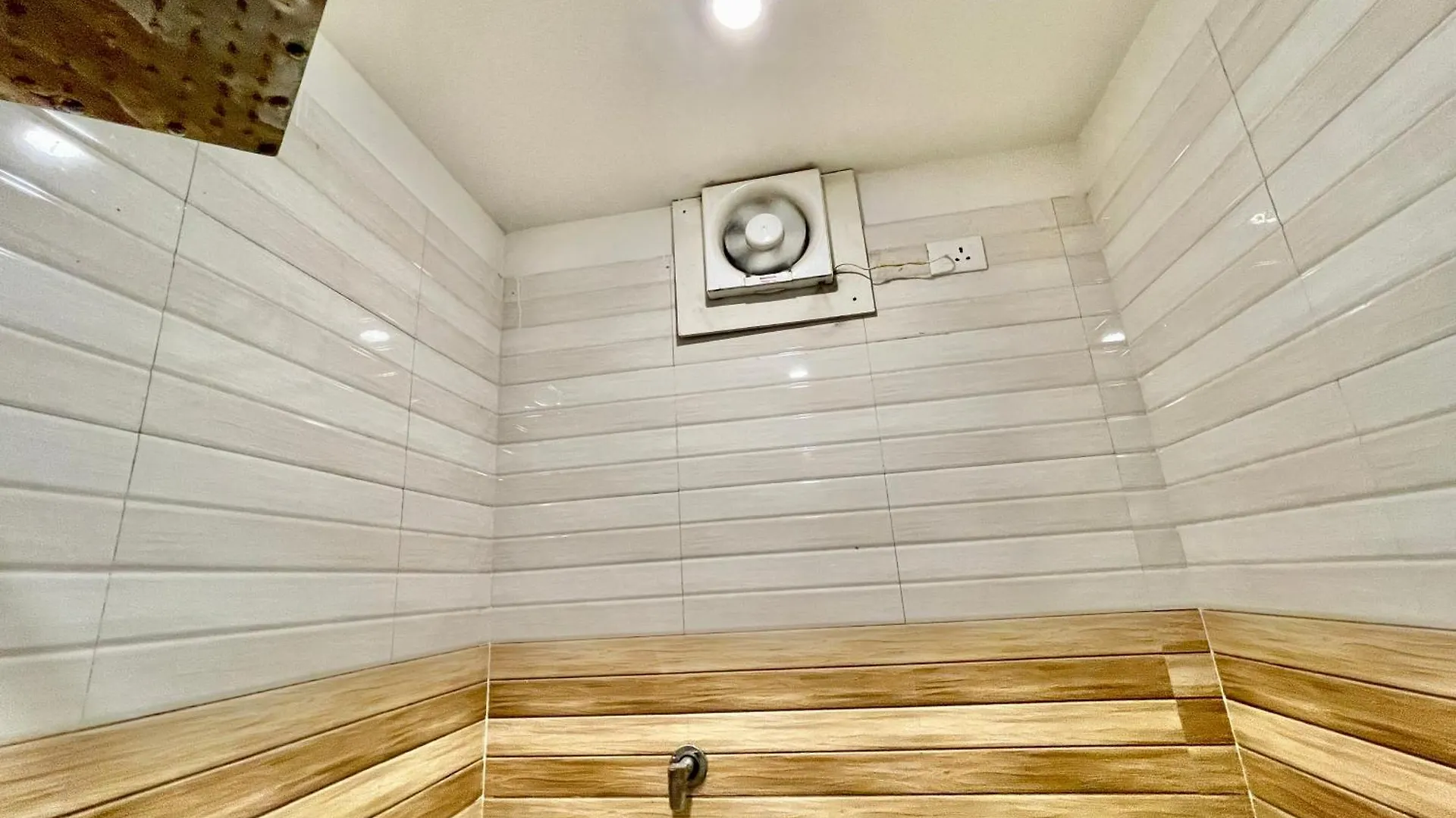 ****  Hotel Janaki ! Varanasi ! होटल जानकी - హోటల్ జానకి Fully-Air-Conditioned-Hotel Family-Friendly-Hotel, Near-Kashi-Vishwanath-Temple And Ganga Ghat 印度
