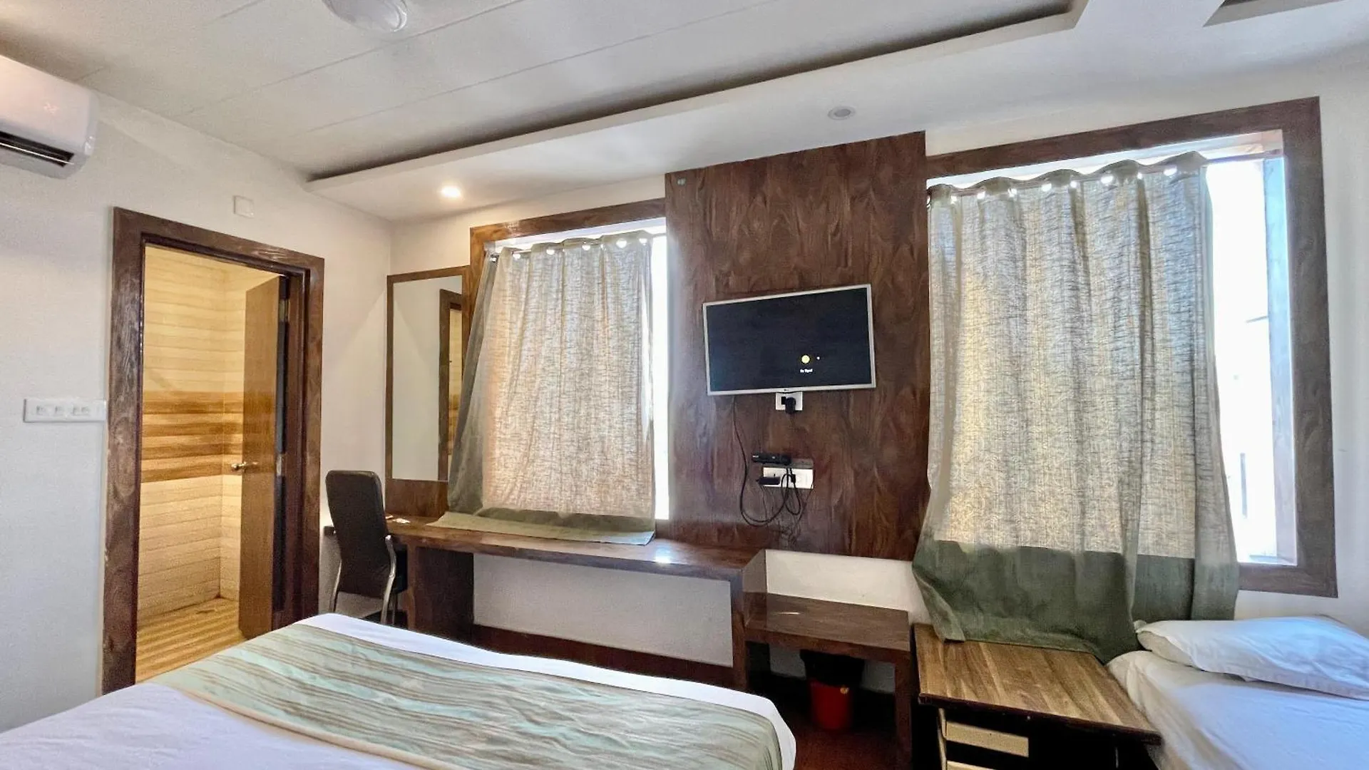 Hotel Janaki ! Varanasi ! होटल जानकी - హోటల్ జానకి Fully-Air-Conditioned-Hotel Family-Friendly-Hotel, Near-Kashi-Vishwanath-Temple And Ganga Ghat