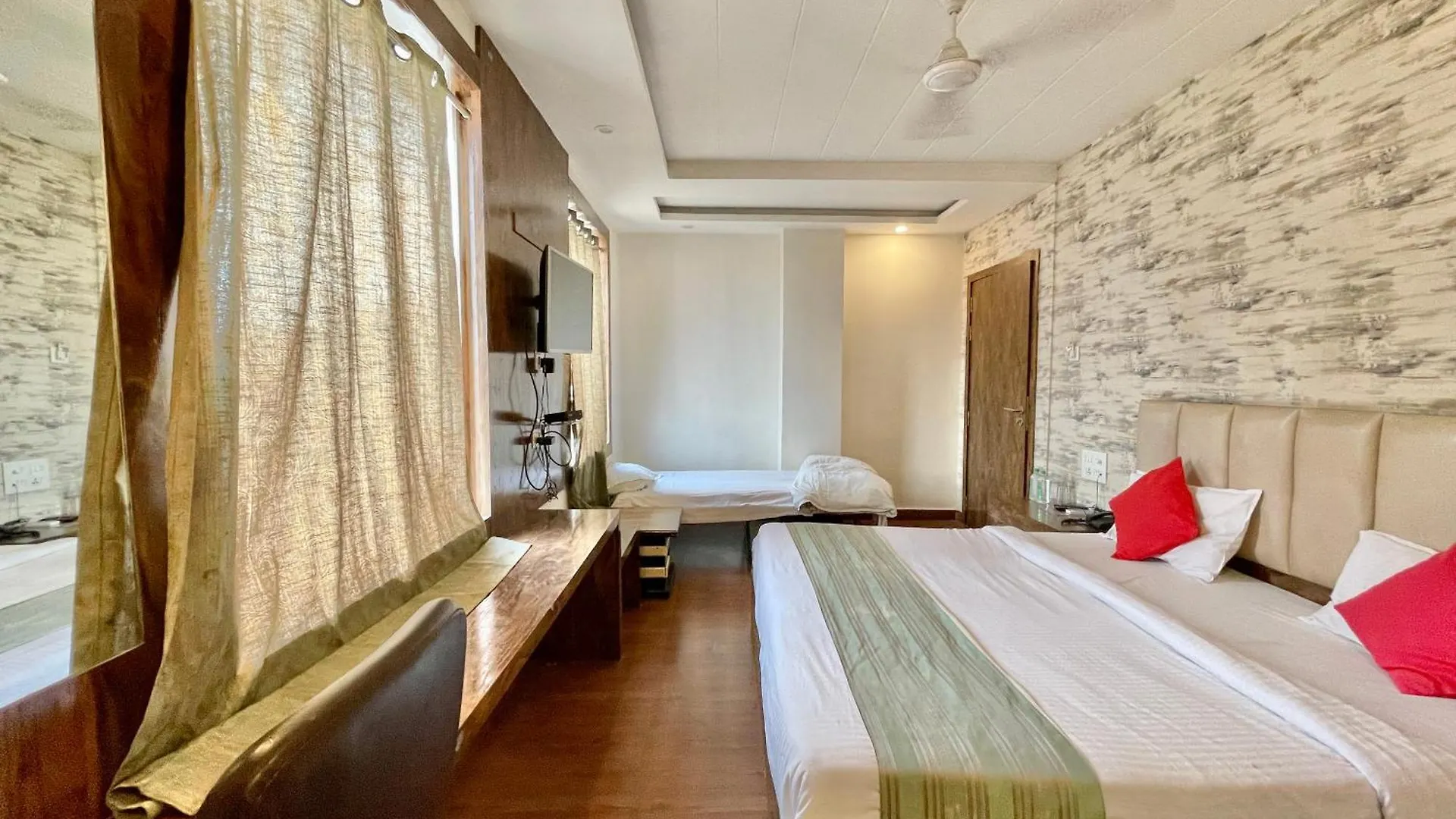 ****  Hotel Janaki ! Varanasi ! होटल जानकी - హోటల్ జానకి Fully-Air-Conditioned-Hotel Family-Friendly-Hotel, Near-Kashi-Vishwanath-Temple And Ganga Ghat 印度