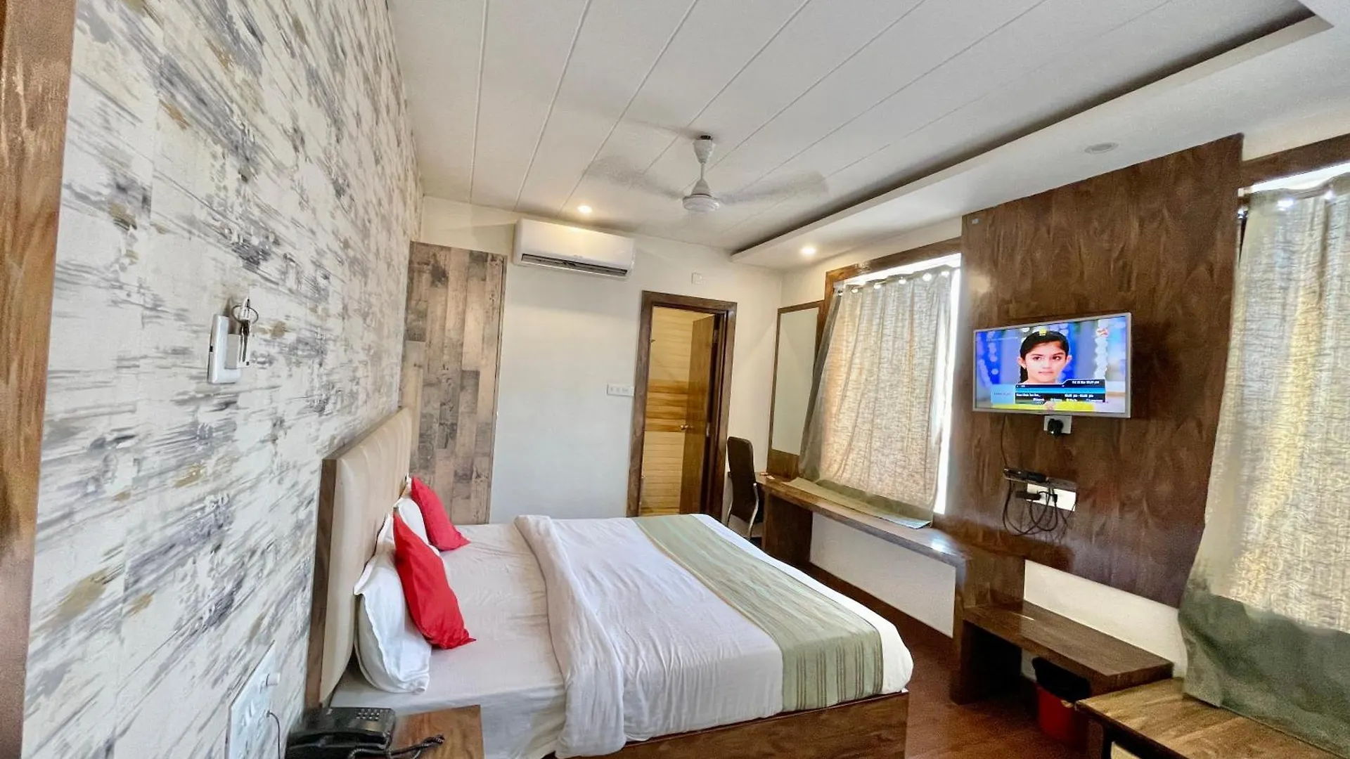 Hotel Janaki ! Varanasi ! होटल जानकी - హోటల్ జానకి Fully-Air-Conditioned-Hotel Family-Friendly-Hotel, Near-Kashi-Vishwanath-Temple And Ganga Ghat 印度