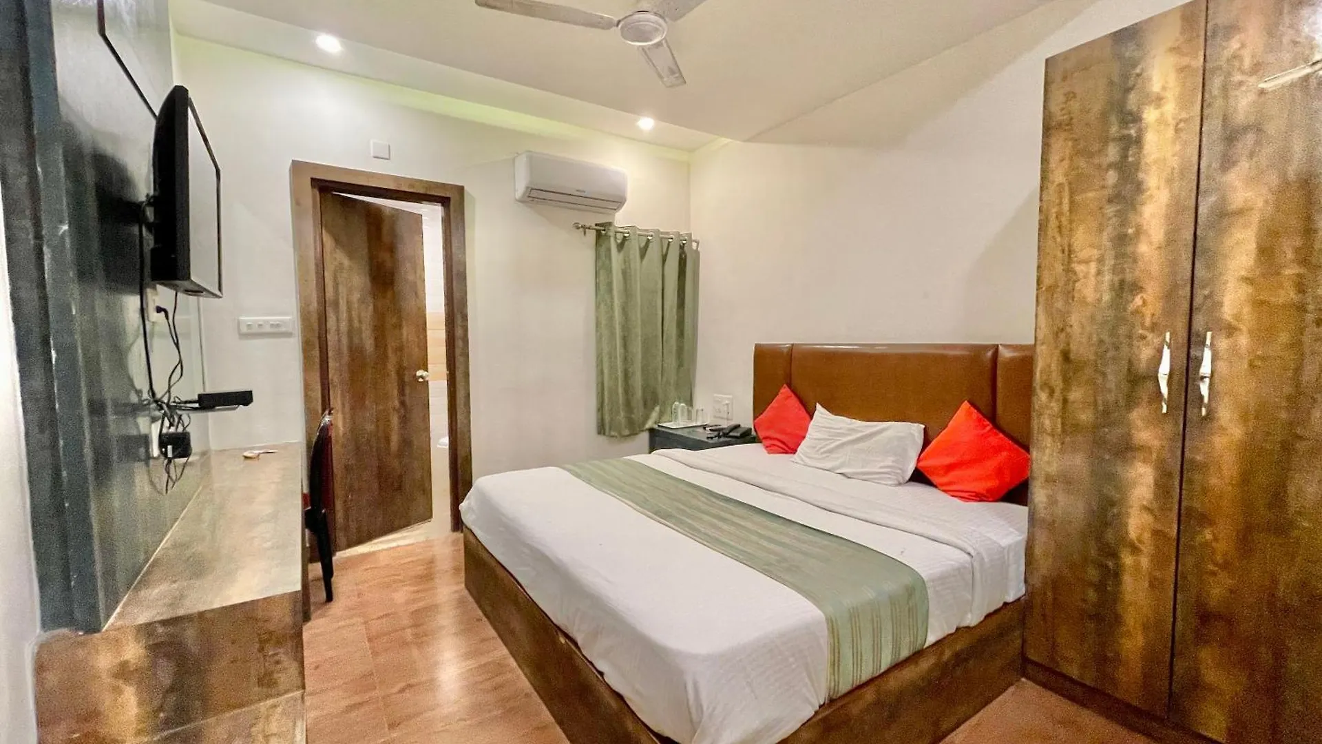 Hotel Janaki ! Varanasi ! होटल जानकी - హోటల్ జానకి Fully-Air-Conditioned-Hotel Family-Friendly-Hotel, Near-Kashi-Vishwanath-Temple And Ganga Ghat