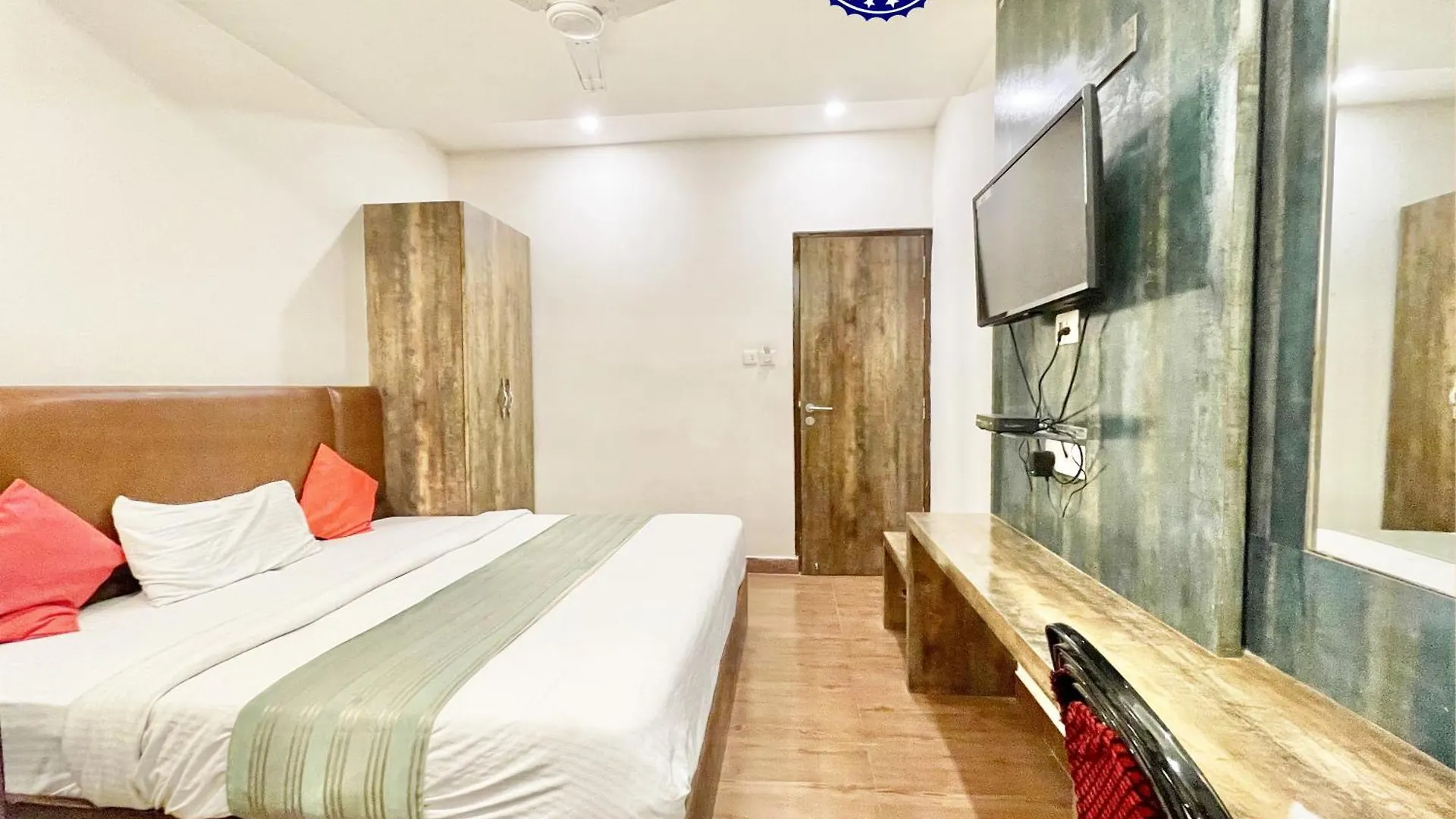 Hotel Janaki ! Varanasi ! होटल जानकी - హోటల్ జానకి Fully-Air-Conditioned-Hotel Family-Friendly-Hotel, Near-Kashi-Vishwanath-Temple And Ganga Ghat